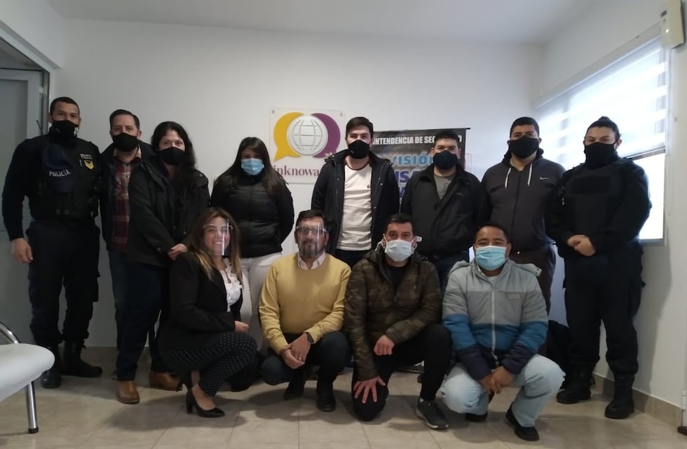 El personal de la Seccional 1° de la Policía de Santa Cruz se capacitó en comunicación asertiva y trabajo en equipo