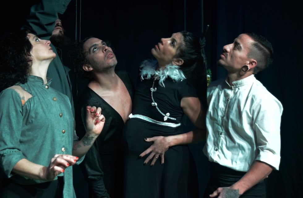 Familia Asbesto: una obra rosarina sobre los vínculos familiares, con notas de circo moderno
