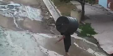 Se robó un tanque de agua en Córdoba y se fue caminando por la vía pública.