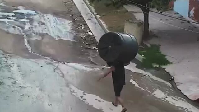 Se robó un tanque de agua en Córdoba y se fue caminando por la vía pública.