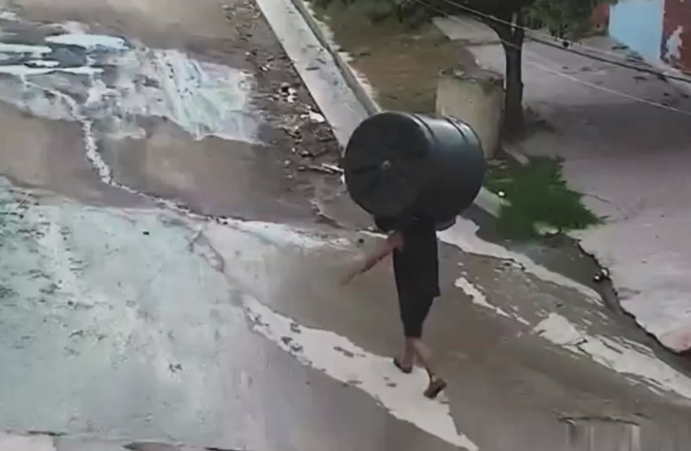 Insólito robo en Córdoba: intentó llevarse un tanque de agua al hombro, quedó grabado y fue detenido