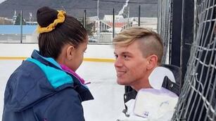 Lucas Benvenuto da clases de patinaje artístico