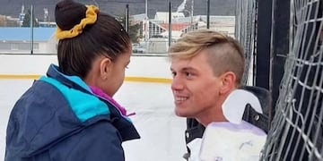 Lucas Benvenuto da clases de patinaje artístico