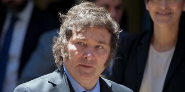 ARCHIVO - El presidente argentino, Javier Milei, sale del museo del Holocausto tras asistir a una ceremonia por el Día Internacional en Memoria de las Víctimas del Holocausto en Buenos Aires, Argentina, el viernes 26 de enero de 2024. Una corte de apelaciones declaró el martes 30 de enero de 2024 la inconstitucionalidad de una reforma laboral que Milei había impulsado por decreto a fines del año pasado, desatando la ira de las principales centrales sindicales. (AP Foto/Natacha Pisarenko, Archivo)