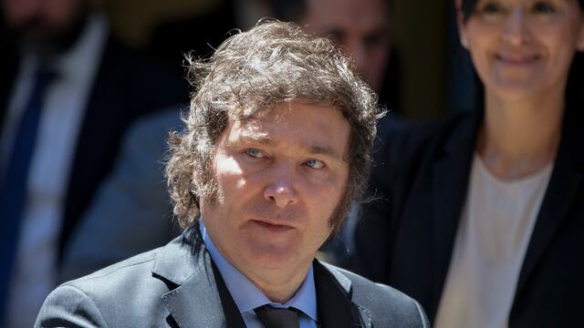 ARCHIVO - El presidente argentino, Javier Milei, sale del museo del Holocausto tras asistir a una ceremonia por el Día Internacional en Memoria de las Víctimas del Holocausto en Buenos Aires, Argentina, el viernes 26 de enero de 2024. Una corte de apelaciones declaró el martes 30 de enero de 2024 la inconstitucionalidad de una reforma laboral que Milei había impulsado por decreto a fines del año pasado, desatando la ira de las principales centrales sindicales. (AP Foto/Natacha Pisarenko, Archivo)