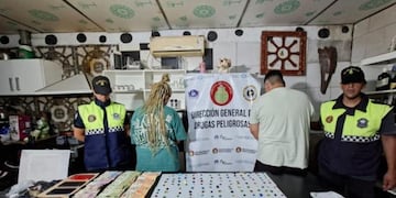 La Policía allanó una vivienda del pasaje Díaz Vélez al 3100, secuestró cocaína, balanzas, dinero en efectivo y detuvo a dos personas.