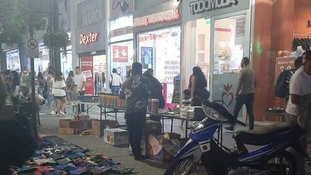 Los manteros empezaron a poner mesones grandes para ofrecer sus productos en plena peatonal.