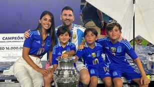 Lionel Messi ganó la Copa América de Estados Unidos 2024. Después de la final celebró el título en la cancha con su esposa Antonela Roccuzzo y sus tres hijos.