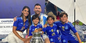Lionel Messi ganó la Copa América de Estados Unidos 2024. Después de la final celebró el título en la cancha con su esposa Antonela Roccuzzo y sus tres hijos.