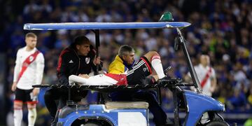 Rodrigo Aliendro es retirado en camilla, con el rostro destruido por un golpe. (Fotobaires)