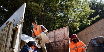 La Municipalidad realizó una jornada de limpieza en los barrios Dos Banderas, Las Raíces y La Cima.
