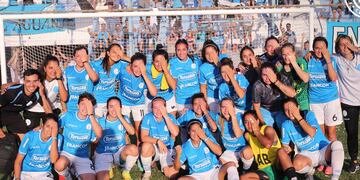 El festejo de Belgrano en la cancha de Atlético de Rafaela, donde venció a Newell's y logró el ascenso a la Primera B de la AFA luego de una campaña brillante. (Prensa Belgrano)