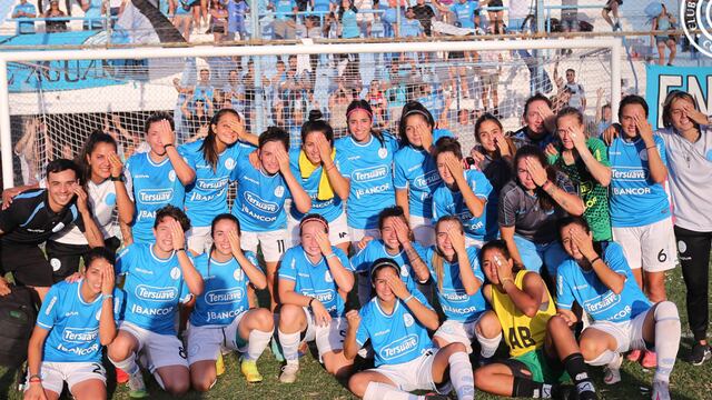 El festejo de Belgrano en la cancha de Atlético de Rafaela, donde venció a Newell's y logró el ascenso a la Primera B de la AFA luego de una campaña brillante. (Prensa Belgrano)