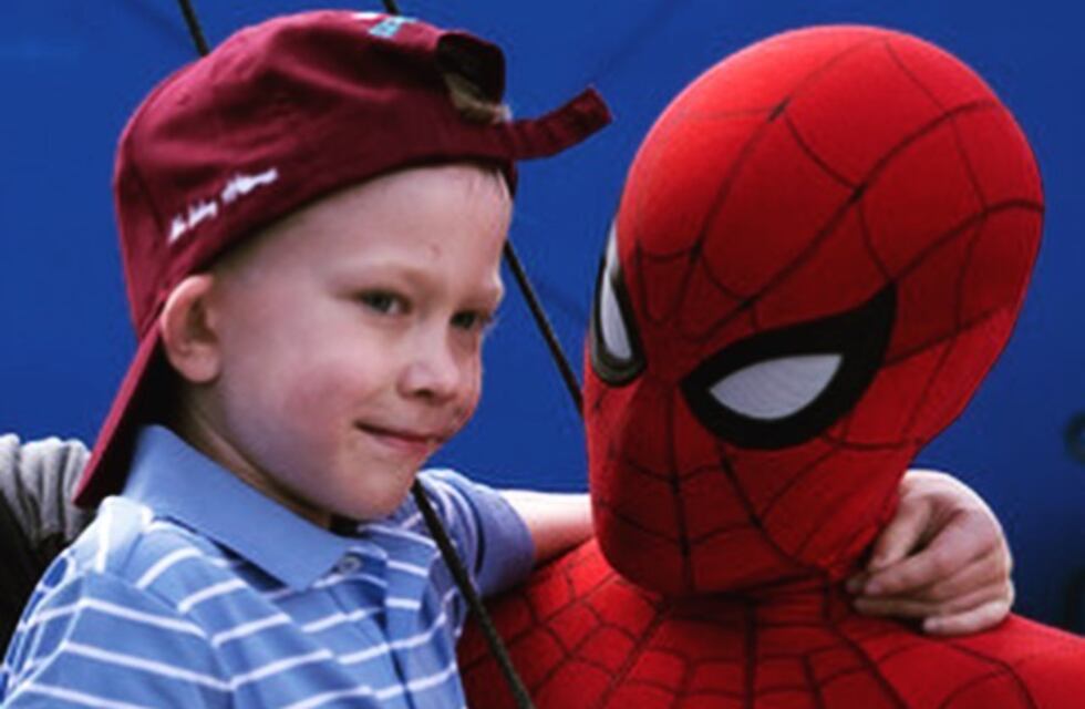 Tom Holland cumplió su promesa y llevó al nene que salvó a su hermanita al set de grabación de “Spider-Man: No Way Home”