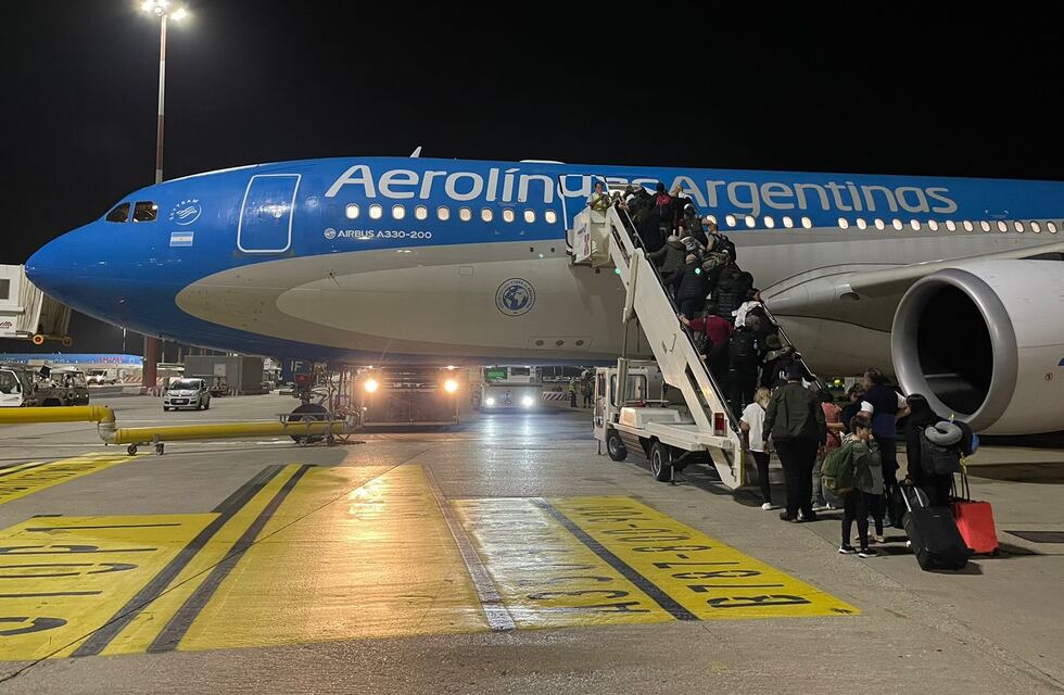 Emprendió su regreso al país el primer grupo de argentinos evacuados por la guerra en Israel