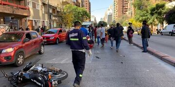 El ladrón chocó después de que lo golpearan con el pack de gaseosas.