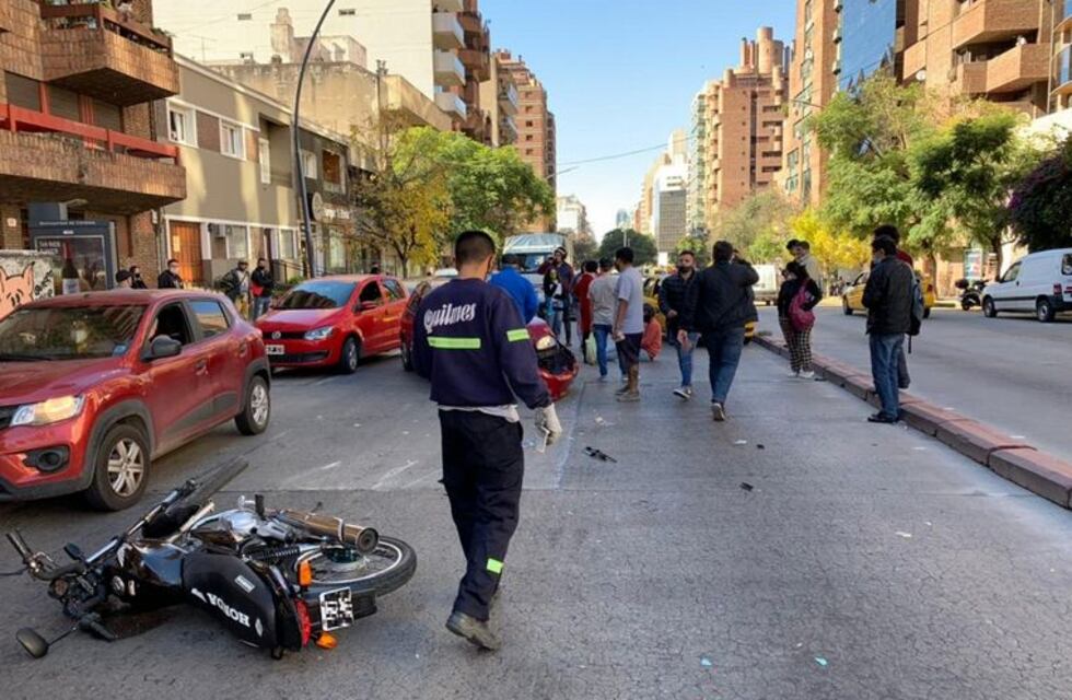 Córdoba: motochorro arrebató un celular y le tiraron un pack de gaseosas para frenarlo