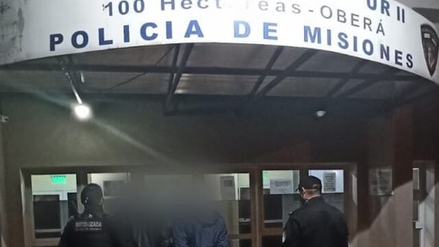 La propietaria del local denunció que además de ocasionar disturbios, los jóvenes se negaban a retirarse del lugar.