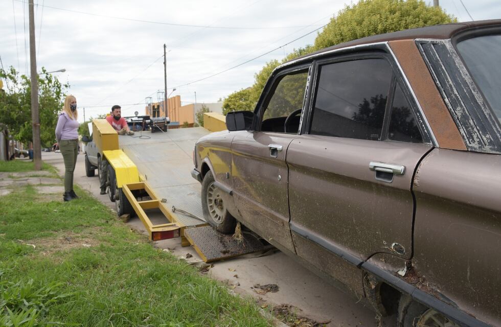 El Municipio de Arroyito remueve los vehículos abandonados en la vía publica