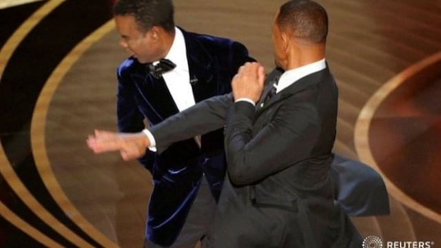 El momento exacto de la bofetada de Will Smith a Chris Rock en el escenario.