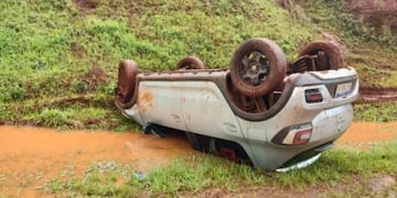 Terminó en posición invertida tras volcar con su automóvil en Apóstoles.