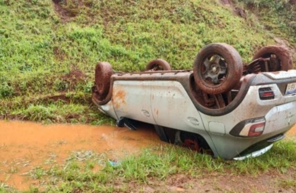 Terminó en posición invertida tras volcar con su automóvil en Concepción de la Sierra