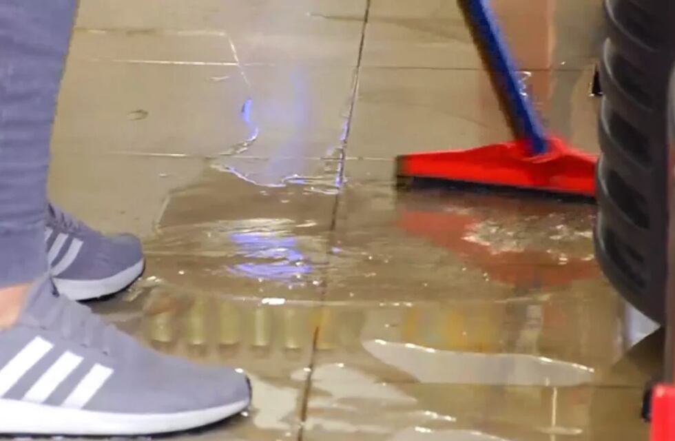 Córdoba: comercios inundados por las cloacas, en General Paz