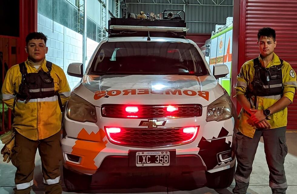 Los bomberos Juan Cruz Villarreal y Jeremías Sueldo de Arroyito viajan a colaborar en el incendio de Traslasierra