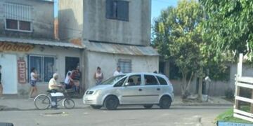 La Chevrolet Meriva en la que se desplazaba el hombre asesinado. (@JoseljuarezJOSE)