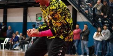 Moisés Agustín Pérez quien fuera brutalmente atacado por una patota a la salida de una fiesta en Chacras es arquero del equipo de handball de Maipú.