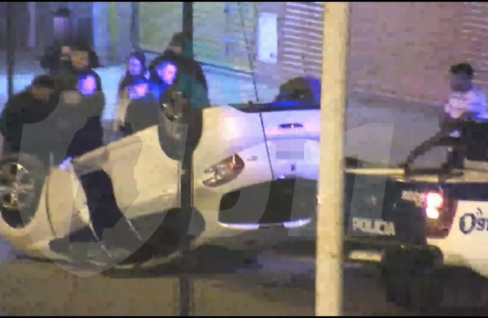 Video del accidente: un auto iba a alta velocidad y volcó en una avenida de Córdoba