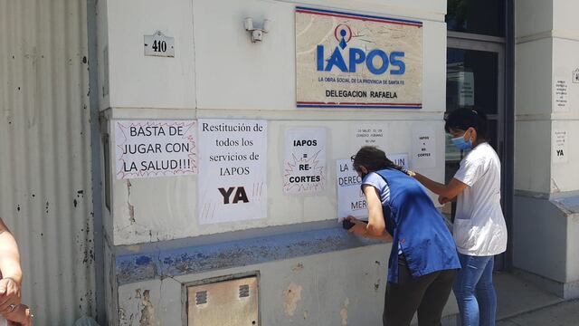 Realizaron una pegatina en el frente de la sede del IAPOS