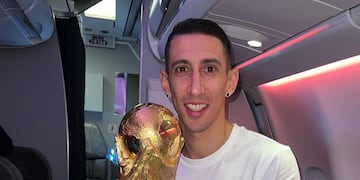 "Fideo" Di María junto a la Copa del Mundo obtenida en Qatar. (Foto: @angeldimariajm)