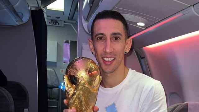 "Fideo" Di María junto a la Copa del Mundo obtenida en Qatar. (Foto: @angeldimariajm)