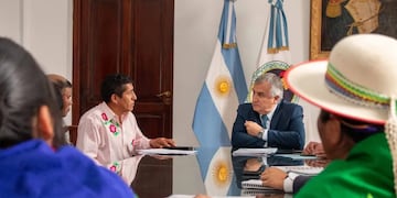 Tras intervenir en el conflicto en Caspalá, el Gobernador confirmó construcción de una nueva escuela y una nueva cancha en el pueblo.