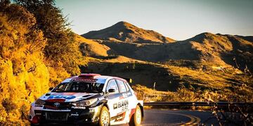 Sin levantar tierra pero sí velocidad, Federico Villagra festejó junto a su hijo en una nueva fecha del Rally Cordobés. (Prensa Rally Cordobés)