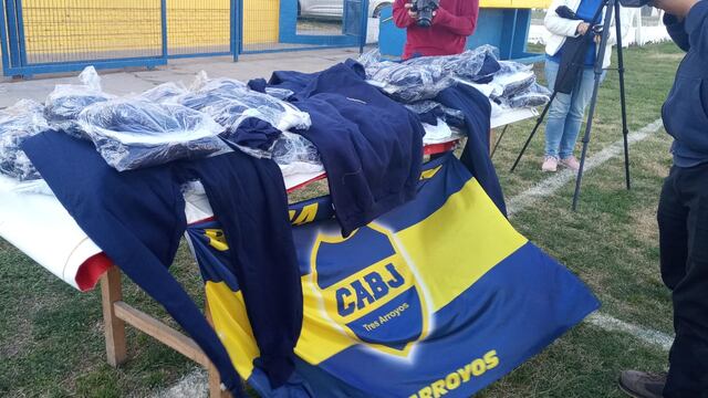 El Frente de Todos entregó indumentaria deportiva al Club Boca Juniors