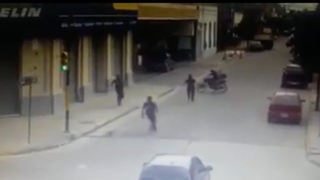 Una moto escapó de un control de tránsito