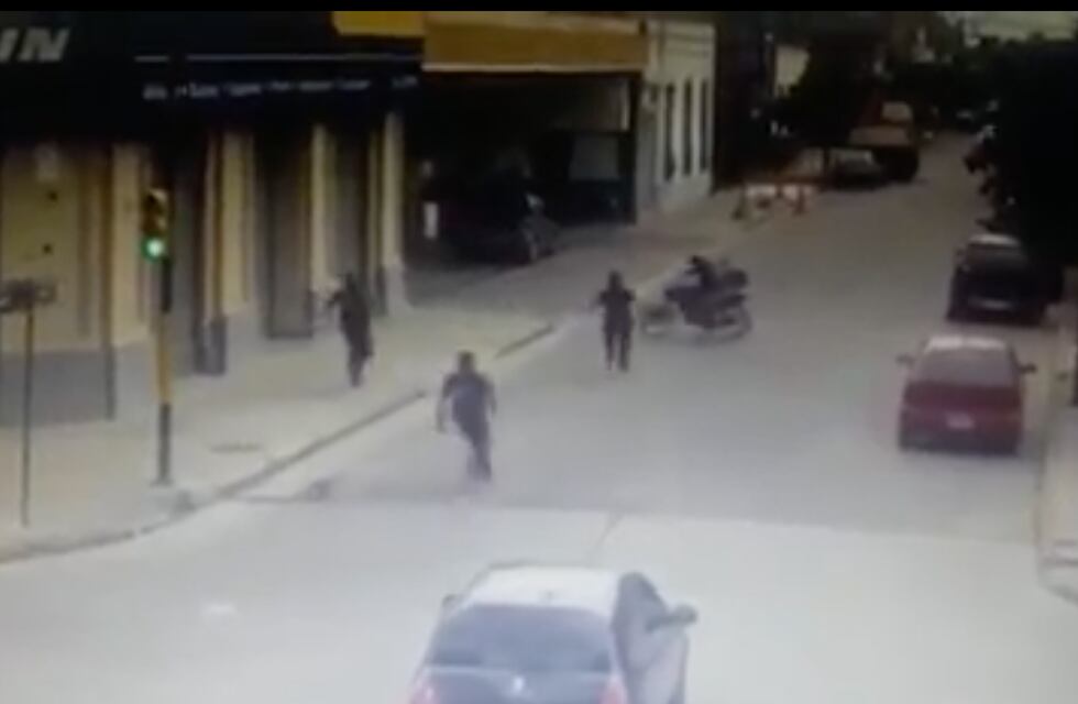 Video: un agente de tránsito terminó internado al intentar detener a una moto