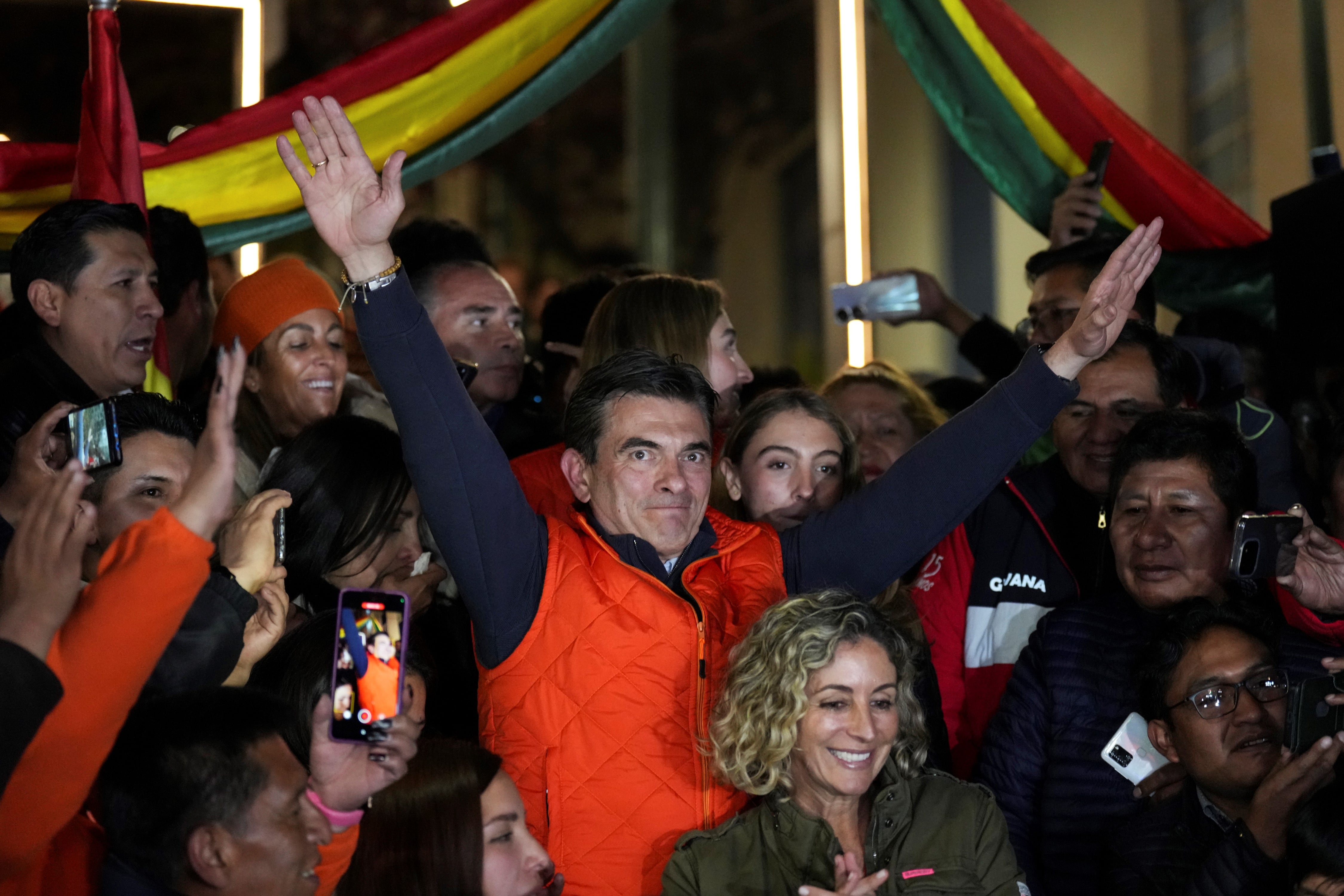 El candidato presidencial Rodrigo Paz, al centro, resultó la sorpresa de los comicios generales en Bolivia. Ahora disputará la Presidencia con Jorge Quiroga, exmandatario del país entre 2001y 2002.