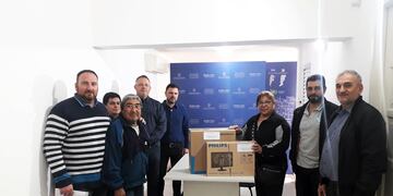 Calvo junto con representantes del club Estudiantes de Rafaela