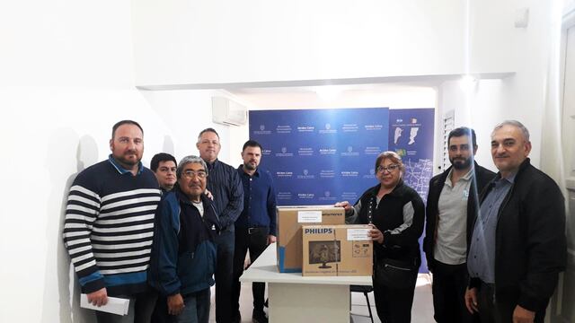 Calvo junto con representantes del club Estudiantes de Rafaela