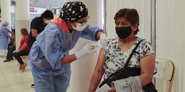 Personas adultas podrán recibir tercera dosis tras cuatro meses con esquema completo, anunció el Ministerio de Salud de Jujuy.