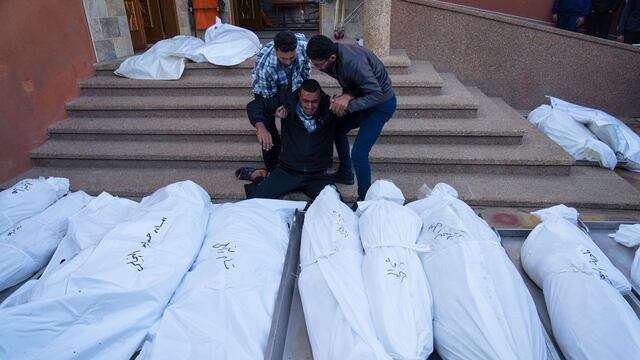 Palestinos lloran a sus familiares muertos en un bombardeo israelí sobre la Franja de Gaza, en el hospital de Khan Younis, el 3 de diciembre de 2023.