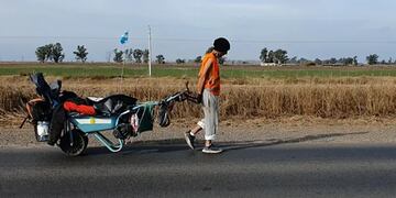 Diego Gauna viajará a pie desde Monte Maíz hasta Chubut para cumplir una promesa.