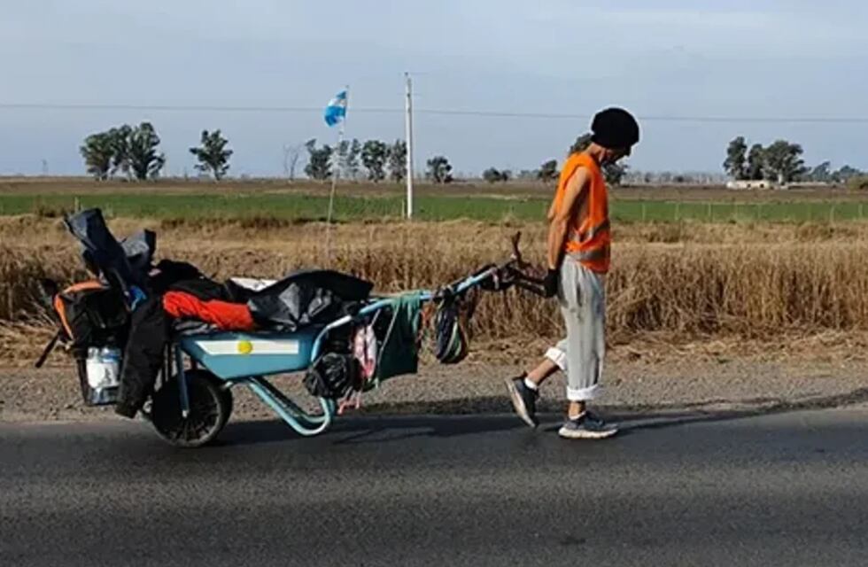 Un cordobés emprendió un largo viaje por el país a pie y en carretilla, para cumplir un sueño y una promesa