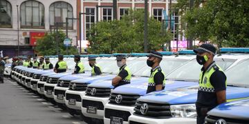 Con la presencia de Alberto Fernández, entregaron 100 camionetas a la Policía de Tucumán.