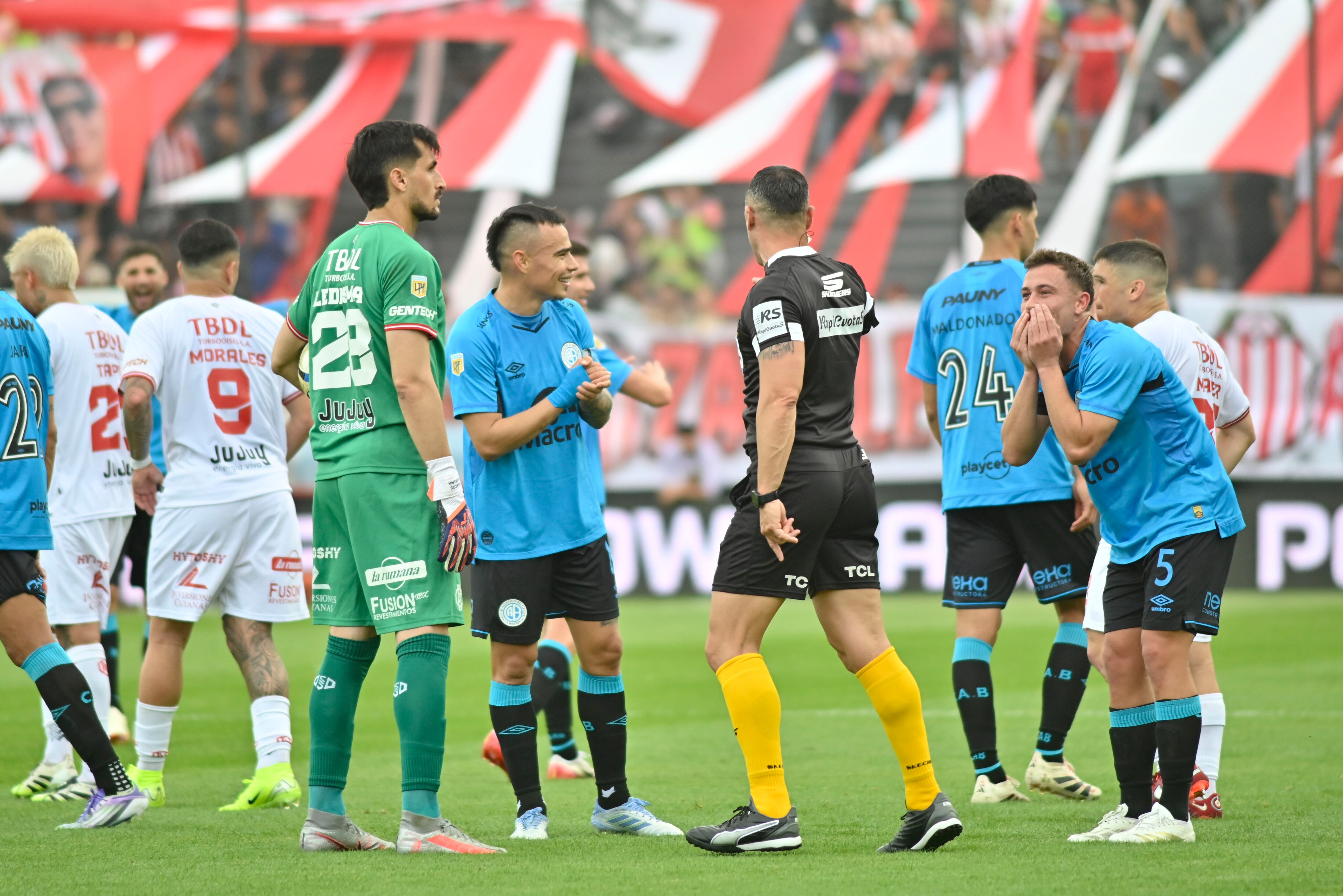 Todo Belgrano protesta el gol anulado en el cierre del primer tiempo ante Barracas. (Fotobaires)