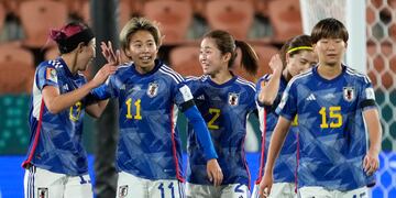 Mina Tanaka de Japón celebra con sus compañeras tras anotar el segundo gol de su equipo en el encuentro ante Zambia. El equipo de Japón portó brazaletes negros en su primer duelo de la Copa Mundial el sábado 22 de julio del 2023. (AP Foto/John Cowpland )