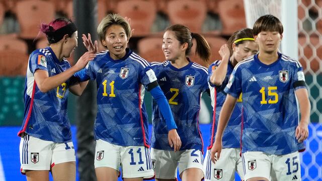 Mina Tanaka de Japón celebra con sus compañeras tras anotar el segundo gol de su equipo en el encuentro ante Zambia. El equipo de Japón portó brazaletes negros en su primer duelo de la Copa Mundial el sábado 22 de julio del 2023. (AP Foto/John Cowpland )